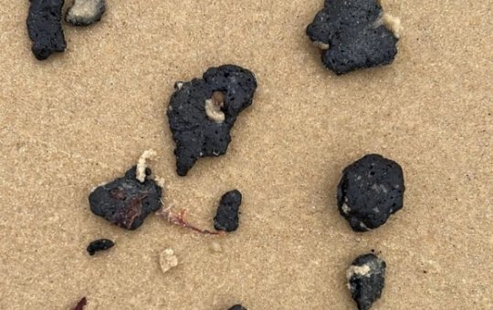 Manchas de óleo reaparecem na praia de Itapuã, em Salvador