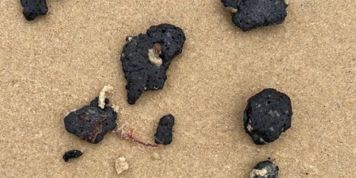 Manchas de óleo reaparecem na praia de Itapuã, em Salvador