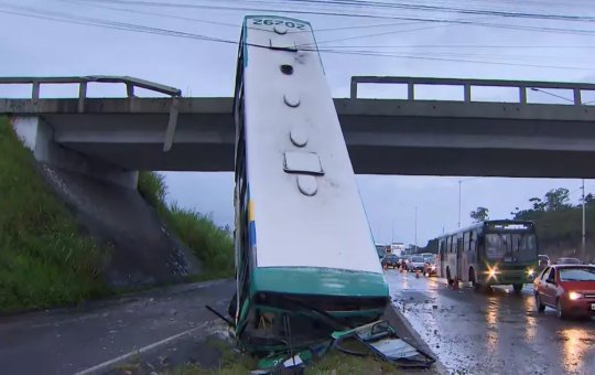 Viaduto da BR-324 passará por vistoria após ônibus despencar do equipamento