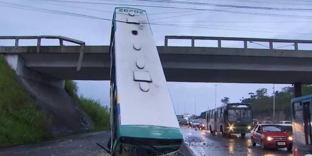 Viaduto da BR-324 passará por vistoria após ônibus despencar do equipamento