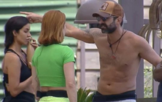 A Fazenda 14: Iran perde a paciência com Deborah e diz que ela incomoda peões