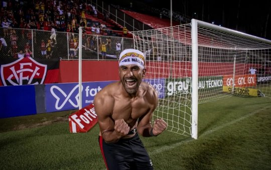 Tréllez comemora boa fase no Vitória: "Espero ficar muito tempo aqui"