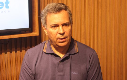 "Jogou o celular, mas é ruim de mira", diz Félix Jr. sobre briga com Nilo