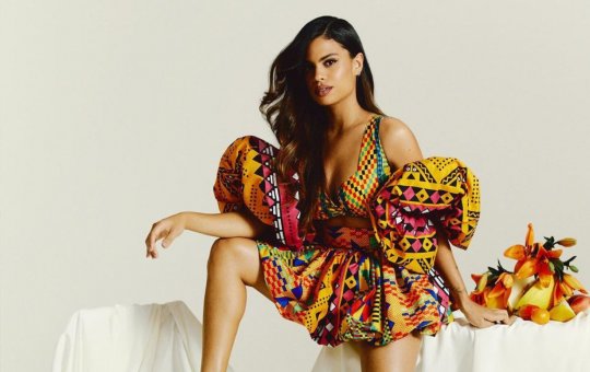 Filha de Brown, Clara Buarque revela lado modelo ao posar para ensaio