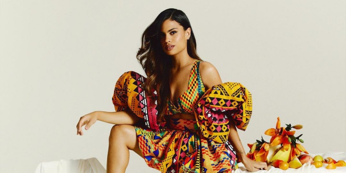 Filha de Brown, Clara Buarque revela lado modelo ao posar para ensaio