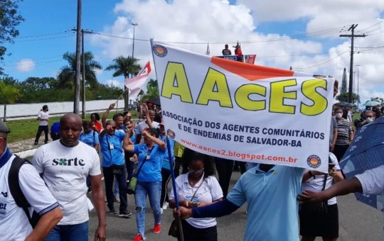 Agentes de saúde fazem protesto na Avenida ACM, em Salvador
