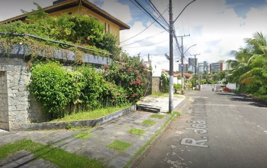 Carro de luxo é roubado por homens armados no Itaigara em Salvador