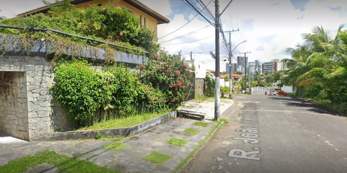 Carro de luxo é roubado por homens armados no Itaigara em Salvador