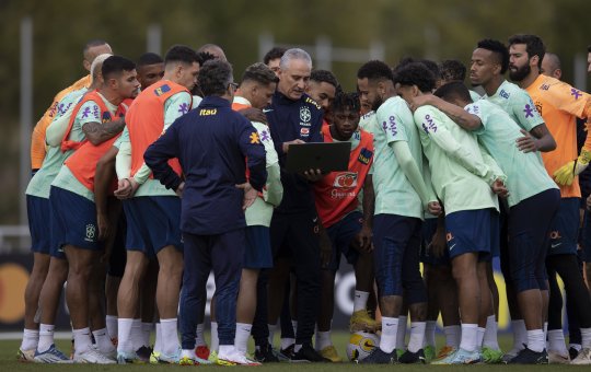 Com quinteto ofensivo, Brasil encara o penúltimo amistoso oficial antes da Copa
