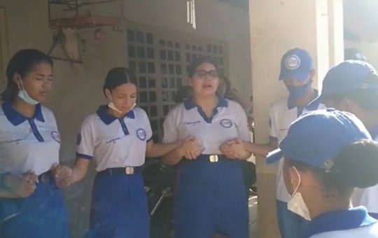 Alunos fazem oração após ataque que deixou cadeirante morta na Bahia
