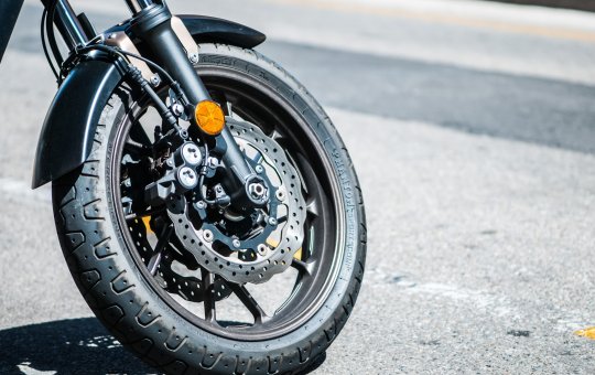 Policiais Militares são flagrados destruindo motocicletas em Barra da Estiva