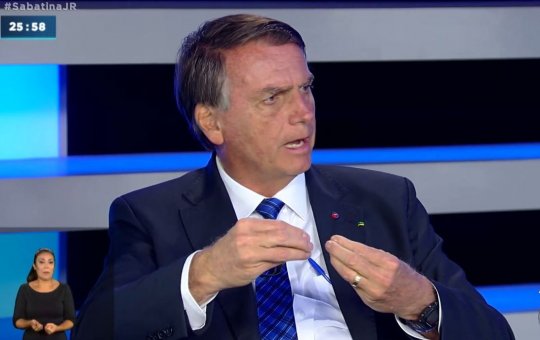 Bolsonaro diz que não houve atraso na vacinação contra covid-19