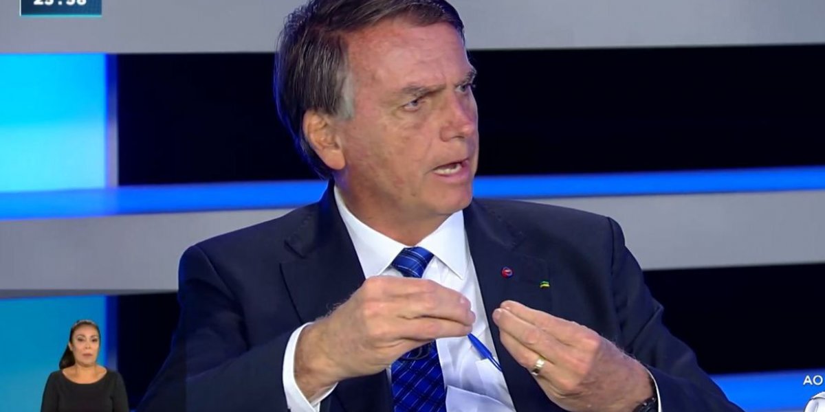 Bolsonaro diz que não houve atraso na vacinação contra covid-19