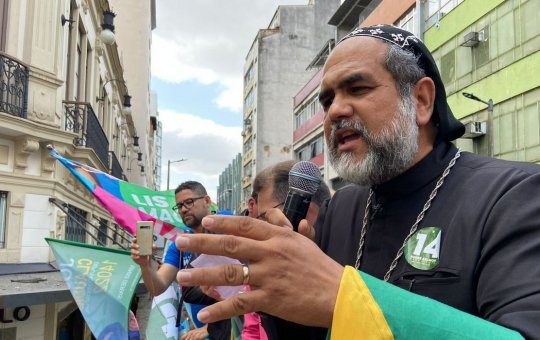 Padre Kelmon reúne apoiadores em local onde Bolsonaro levou facada