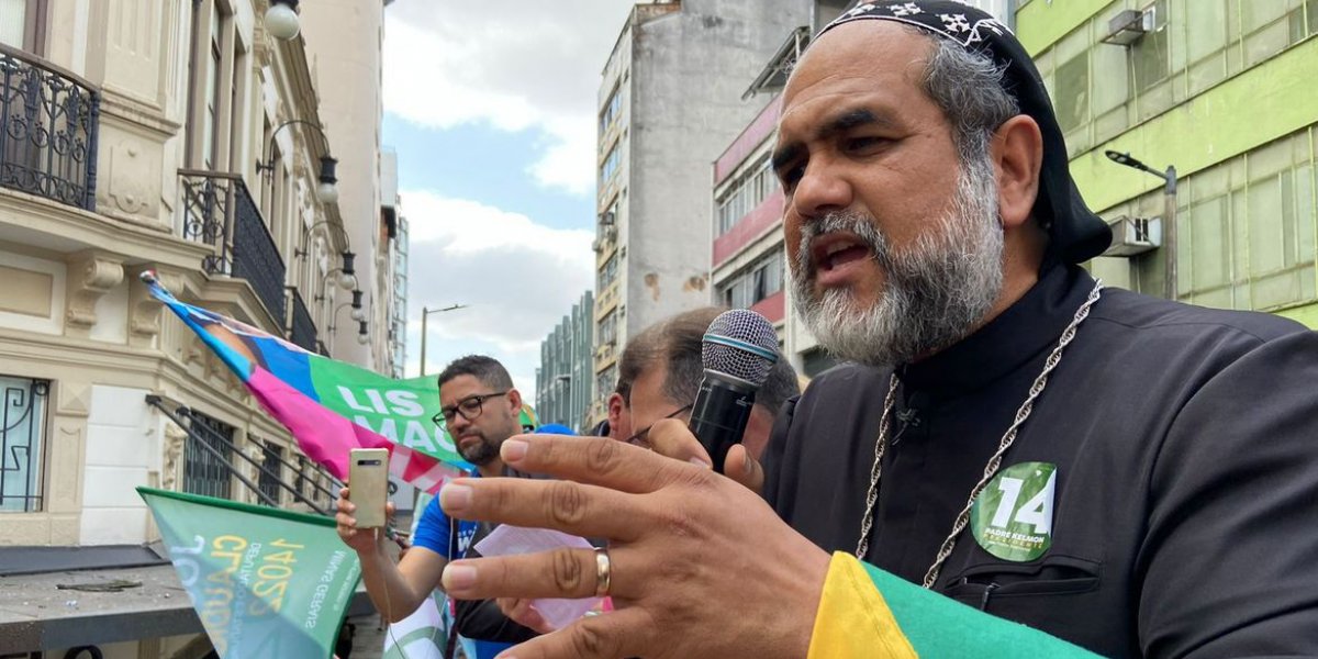 Padre Kelmon reúne apoiadores em local onde Bolsonaro levou facada