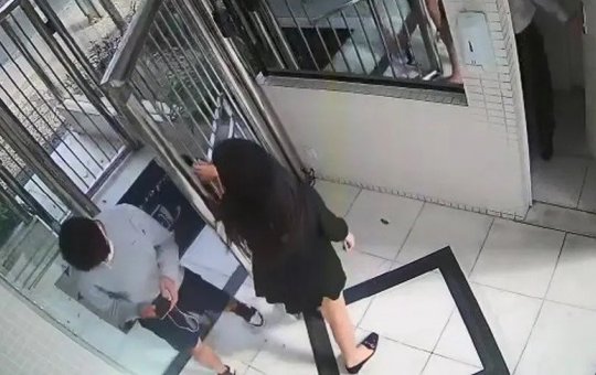 Casal de jovens é flagrado tentando arrombar apartamento na Vitória