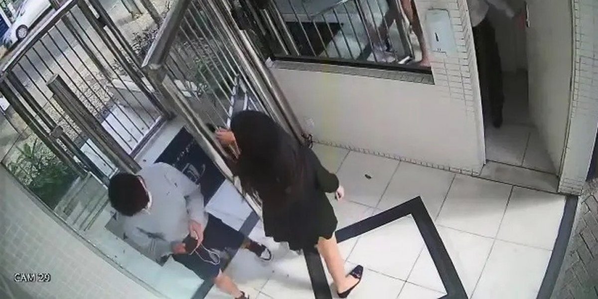 Casal de jovens é flagrado tentando arrombar apartamento na Vitória