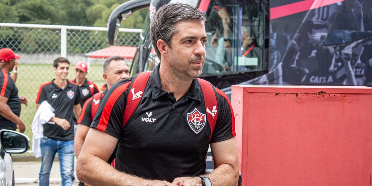 Fica para 2023: Vitória encaminha renovação de contrato com técnico João Burse