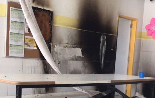 Aluno de 13 anos tenta atacar colegas e atea fogo em escola na Chapada