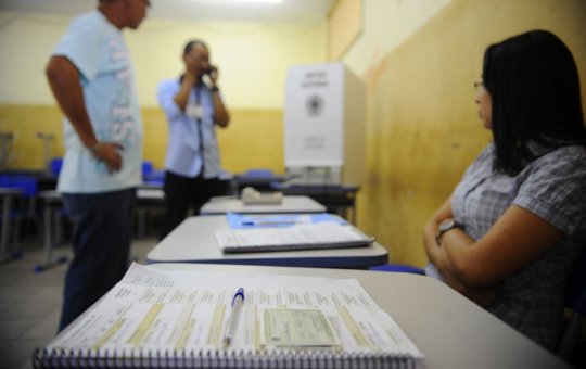 TSE estuda veto à camisa da Seleção para mesários 