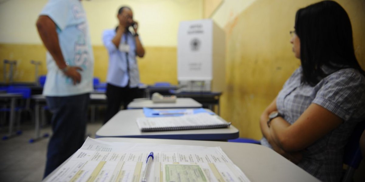 TSE estuda veto à camisa da Seleção para mesários