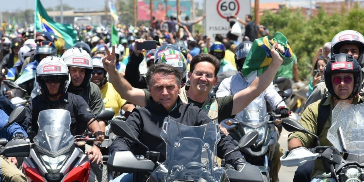 Sem capacete, João Roma e Bolsonaro participam de motociata em Juazeiro