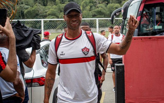 Vitória anuncia amistoso de despedida de Dinei; atacante vai encerrar carreira