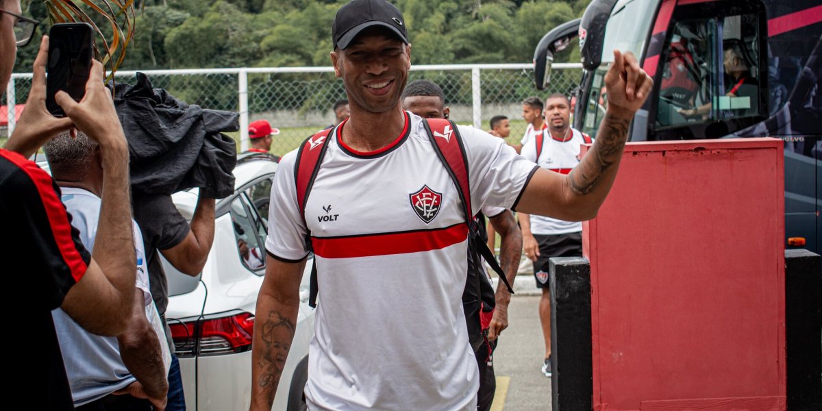 Vitória anuncia amistoso de despedida de Dinei; atacante vai encerrar carreira