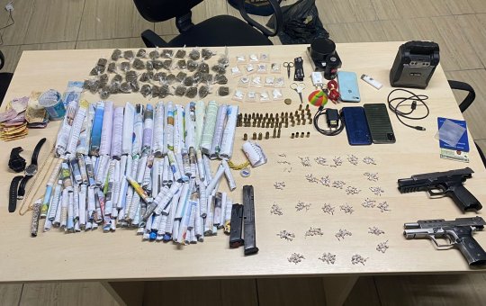 Após troca de tiros, Polícia Militar apreende armas e drogas na Engomadeira