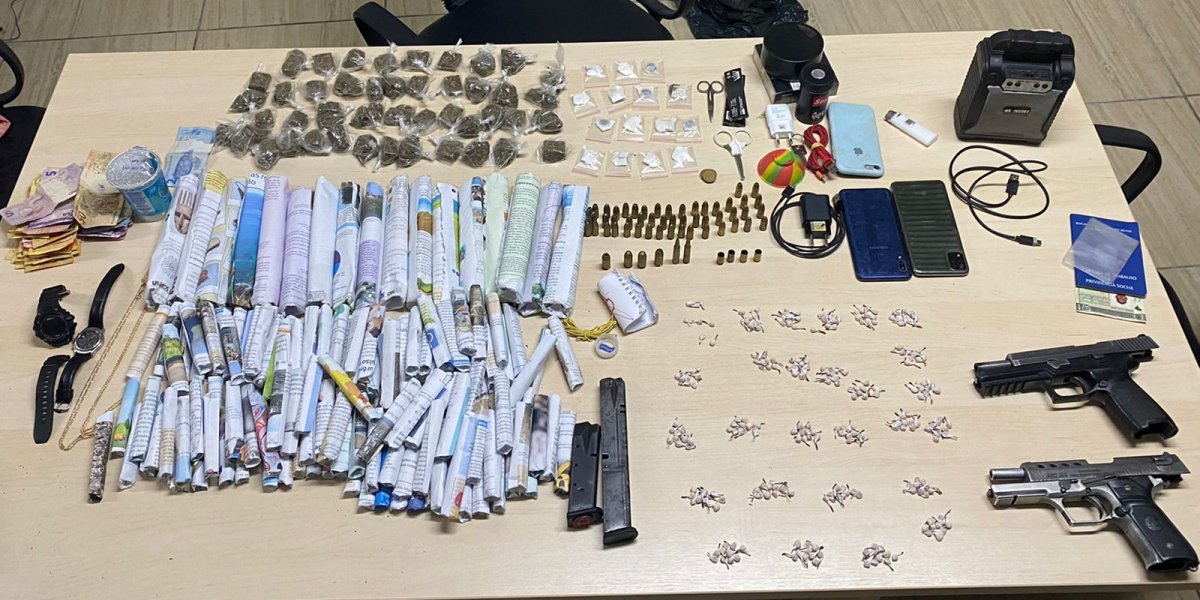 Após troca de tiros, Polícia Militar apreende armas e drogas na Engomadeira