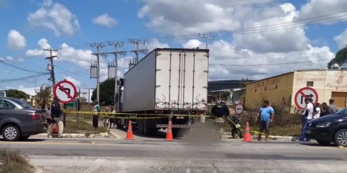 Motociclista morre após ser atingido por carreta no sudoeste da Bahia