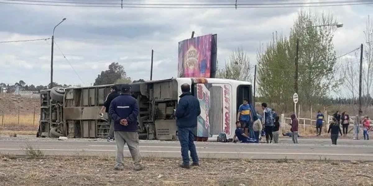 Acidente envolvendo ônibus com torcedores do Boca Juniors deixa um morto