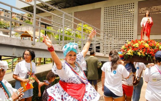 Fieis lotam as ruas do Centro Histórico na lavagem do Mercado São Miguel