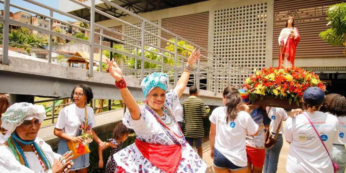 Fieis lotam as ruas do Centro Histórico na lavagem do Mercado São Miguel