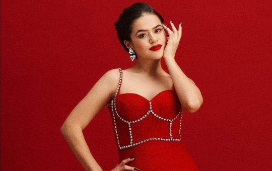 De vestido vermelho, Maisa declara voto em Lula