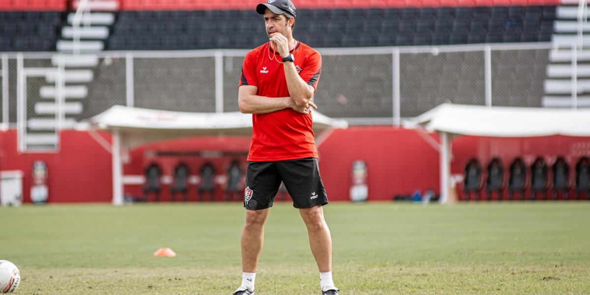 Burse fala sobre planejamento para 2023 e diz só ter negociado com o Vitória