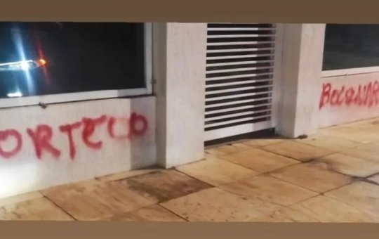 Carro de ex do presidente é apedrejado e casa é pichada: "morte a Bolsonaro"