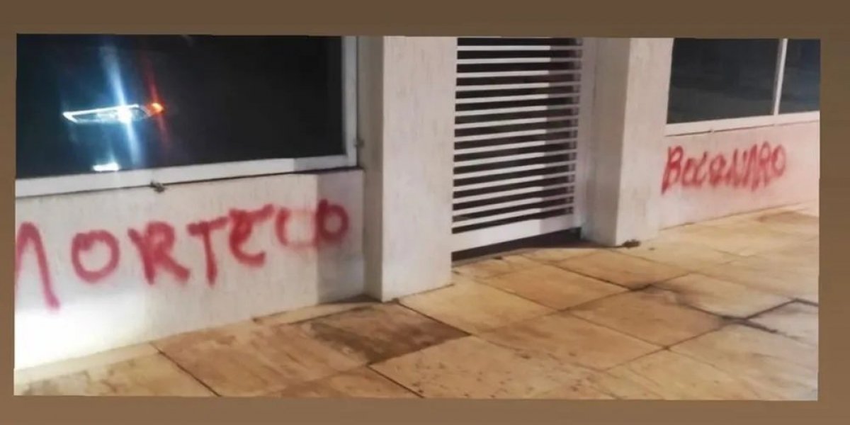 Carro de ex do presidente é apedrejado e casa é pichada: "morte a Bolsonaro"