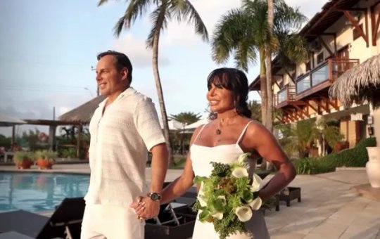 Mais um! Gretchen renova votos e sobe ao altar pela 19ª vez