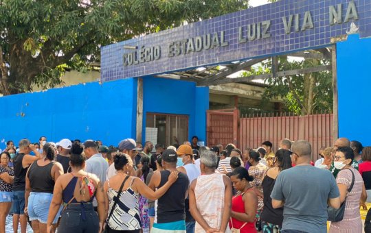 Maior local de votação de Salvador, Colégio Luiz Viana registra longas filas