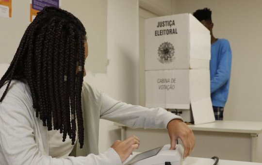 Fora do Brasil, 50 urnas apresentam defeito e são substituídas
