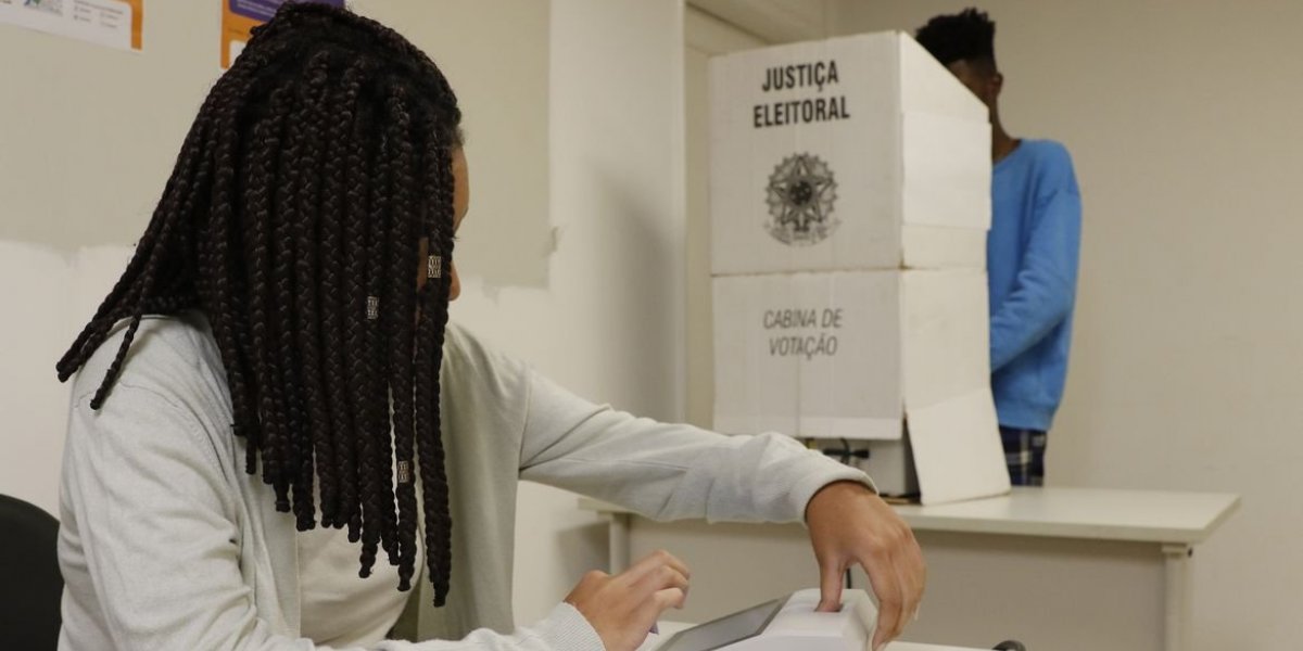 Fora do Brasil, 50 urnas apresentam defeito e são substituídas
