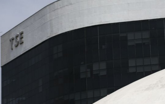 Presidente do TSE manda retirar notícia que liga líder do PCC a Lula