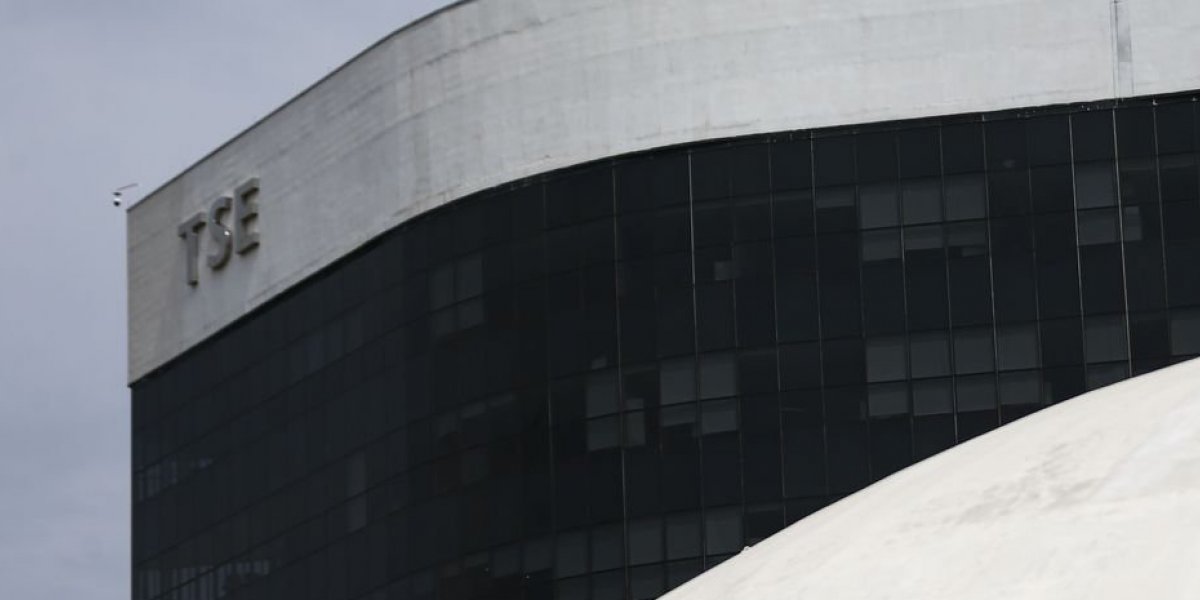 Presidente do TSE manda retirar notícia que liga líder do PCC a Lula