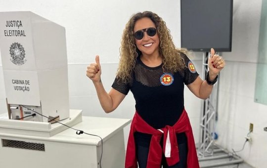 Em avião, Daniela Mercury encontra Padre Kelmon e canta música junina