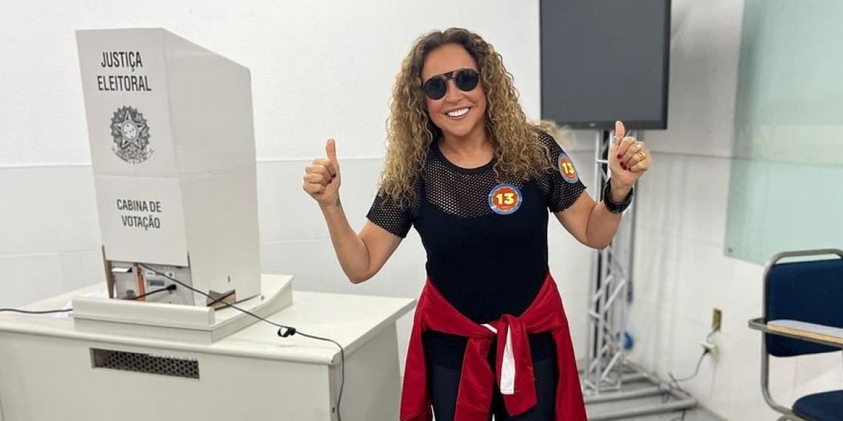 Em avião, Daniela Mercury encontra Padre Kelmon e canta música junina