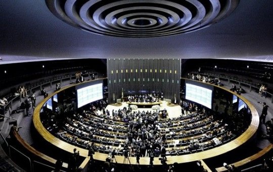 Mais de 30 deputados federais conseguem reeleição na Bahia