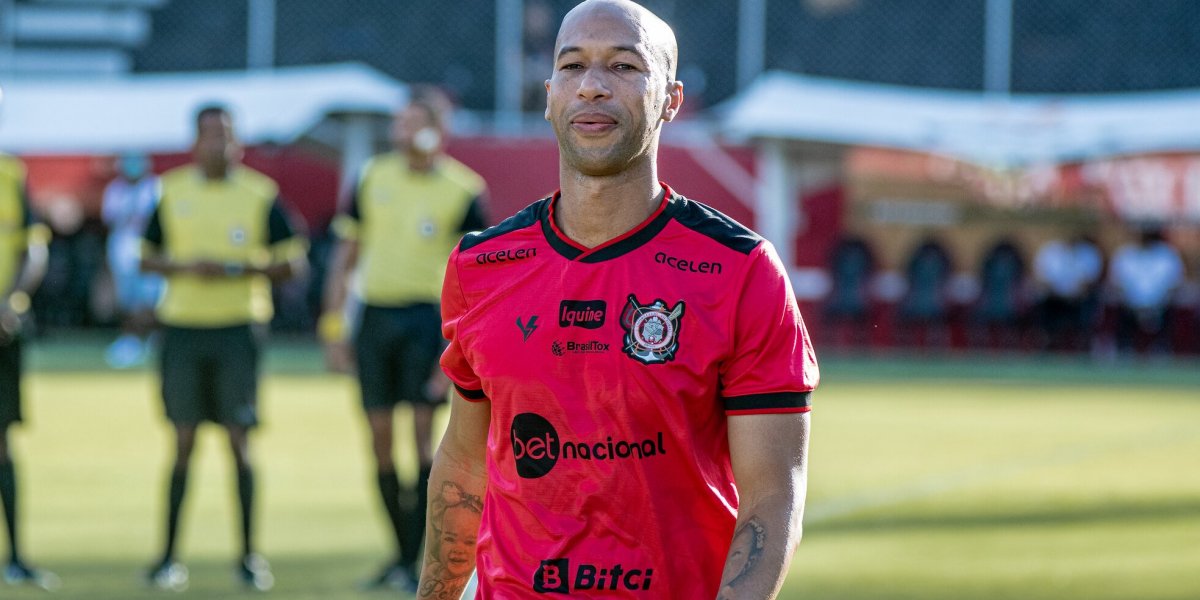 Ídolo do Vitória, Dinei se aposenta do futebol aos 38 anos: "grato a todos"