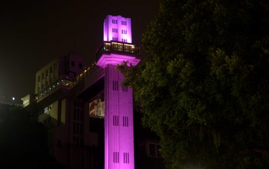 Monumentos de Salvador recebem iluminação especial em alusão ao Outubro Rosa