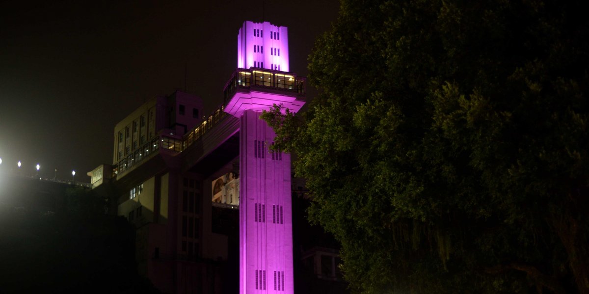 Monumentos de Salvador recebem iluminação especial em alusão ao Outubro Rosa